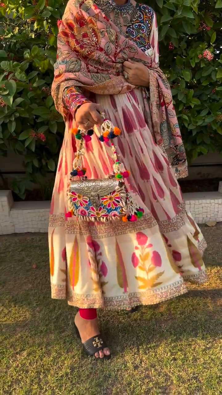 Gulabi Noor Kutchi Clutch - Image 1